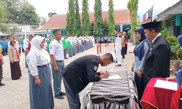 Tongkat Estafet Kepemimpinan Beralih, OSIS SMAN 8 Pinrang Siap Menuju Sukses Baru